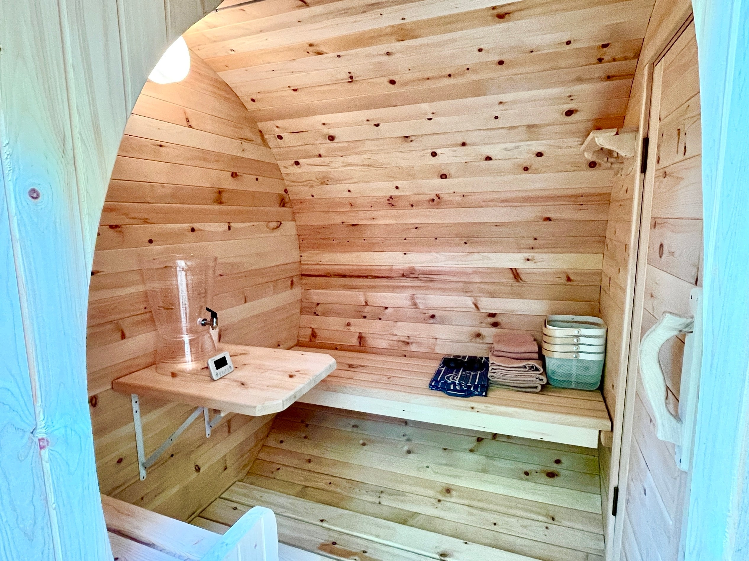 サウナルームの隣には脱衣スペースもあって便利