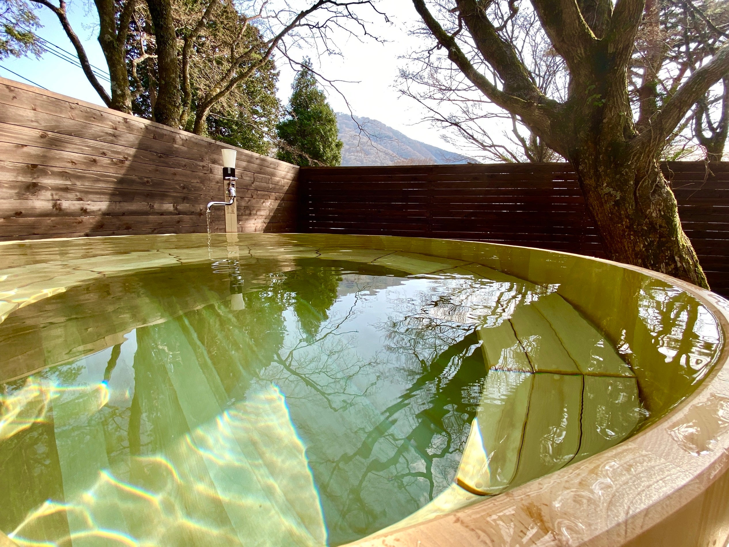天然地下水の巨大水風呂は直径200㎝×高さ120㎝