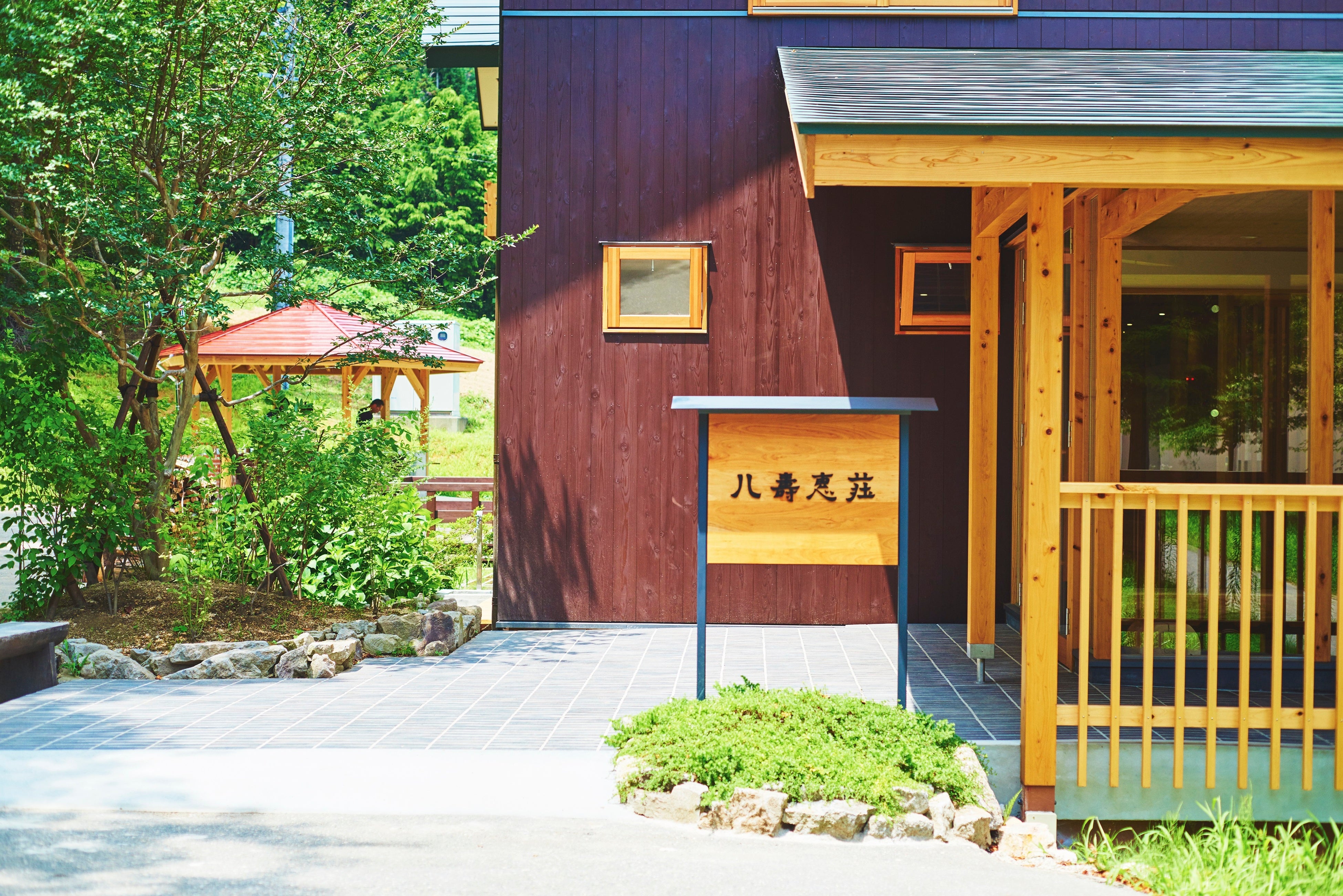 木のぬくもりを感じる玄関でゲストをお出迎え