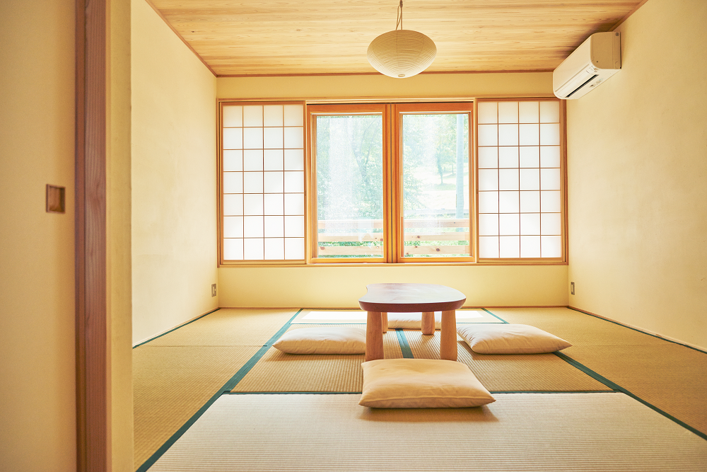 部屋いっぱいに広がる天然木の香り