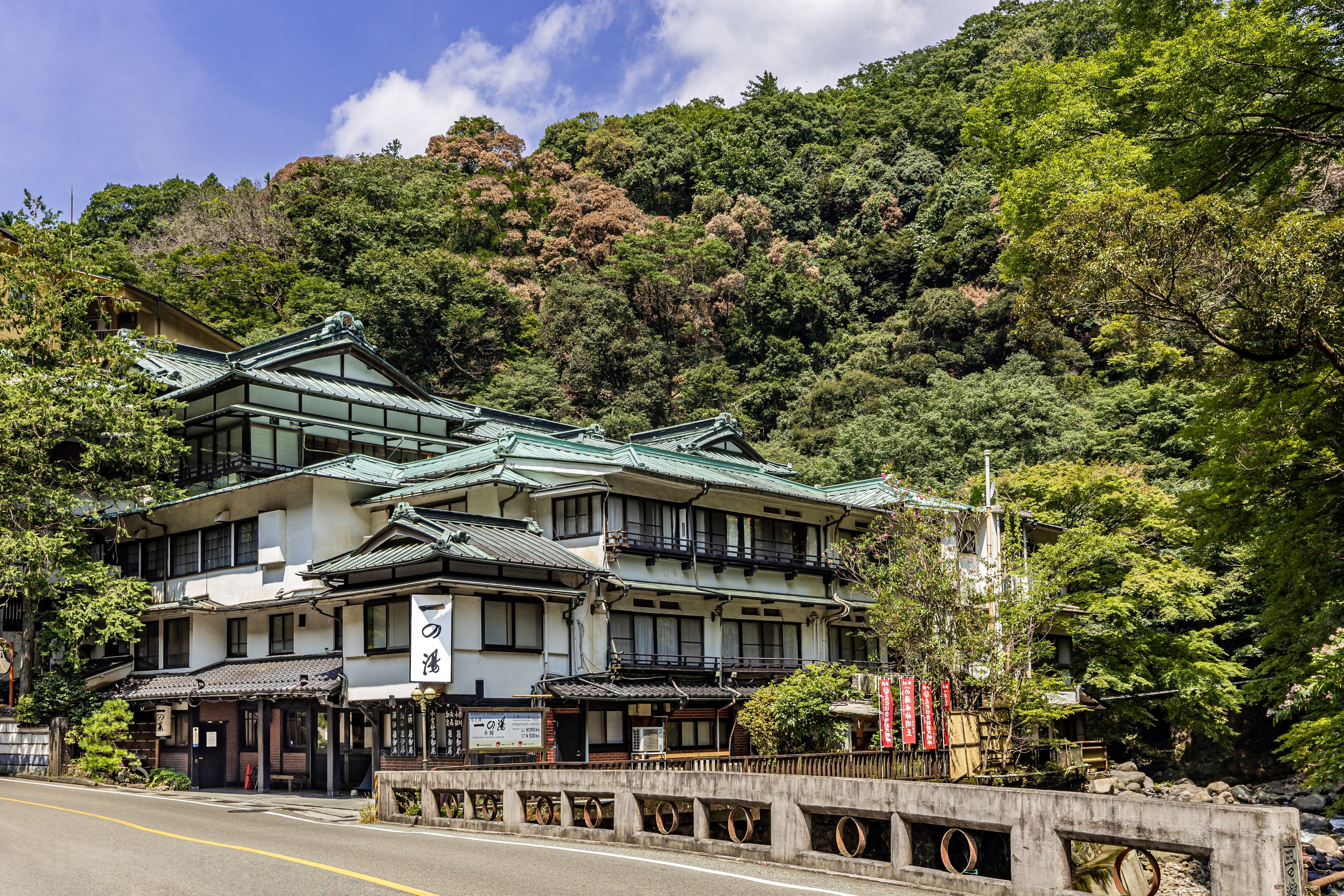 【箱根・一の湯】国登録有形文化財「塔ノ沢一の湯本館」で防火管理を強化。モバイルバッテリーの館内利用ルールを見直し