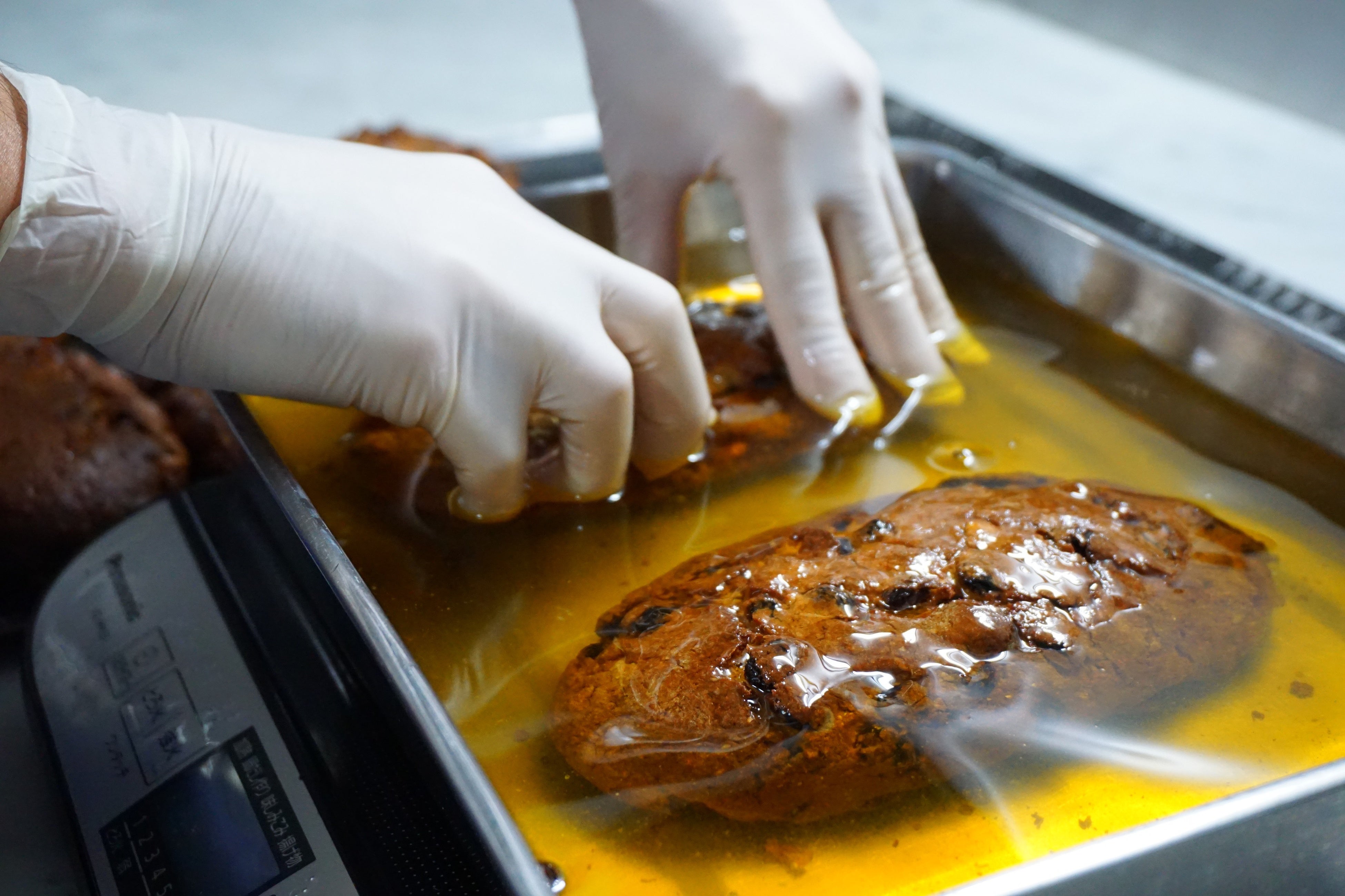 バターに漬け込まれるシュトーレン