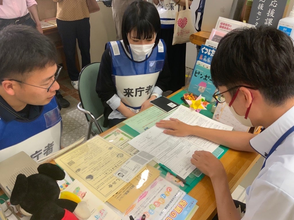 市民役となり窓口で手続きする職員