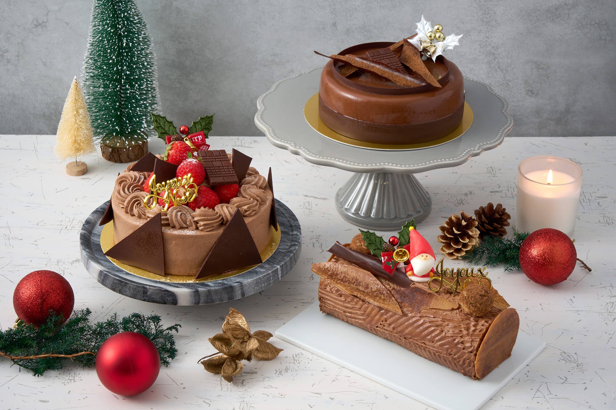 チョコレート専門店ならでは、チョコレート尽くしのクリスマスケーキ全4種が登場。大人向けの本格7層ケーキや、家族で楽しむ苺の王道ショート、自宅に届く全国配送ケーキも。