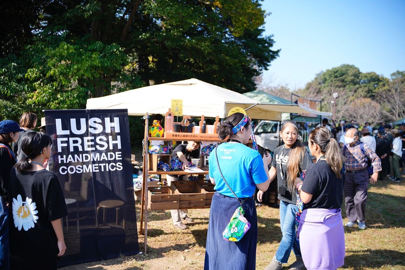 ゴミ削減・持ち帰りのための風呂敷を2,000枚配布したLUSHのブース photo by 牧野 弘
