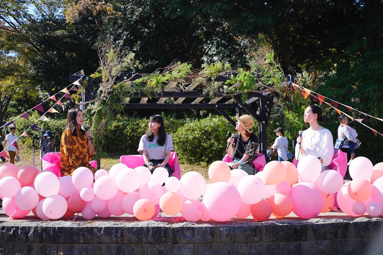 参加者と同じ目線に設置されたトークステージ photo by 牧野 弘