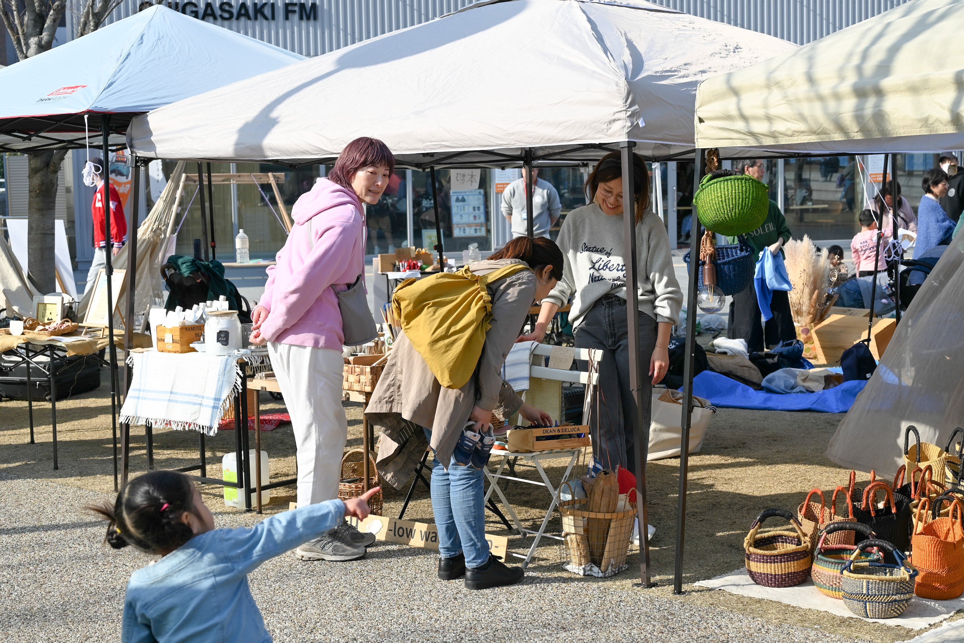 洗剤類の量り売りやマイクロプラスチックを生まない雑貨類を販売する「meguru -low waste shop-」