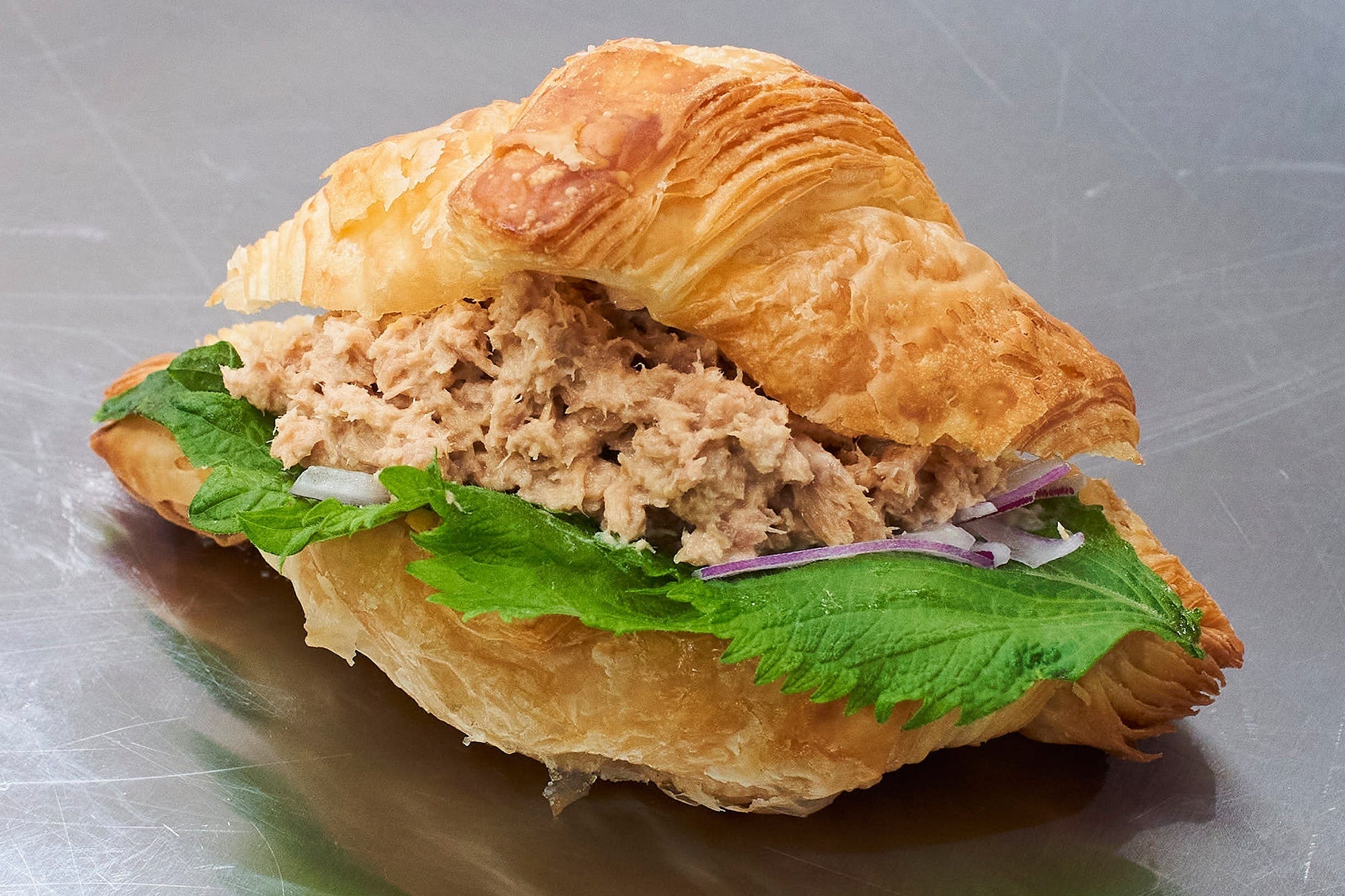 大葉と博多のツナマヨのクロワッサンサンド　¥450(税込)