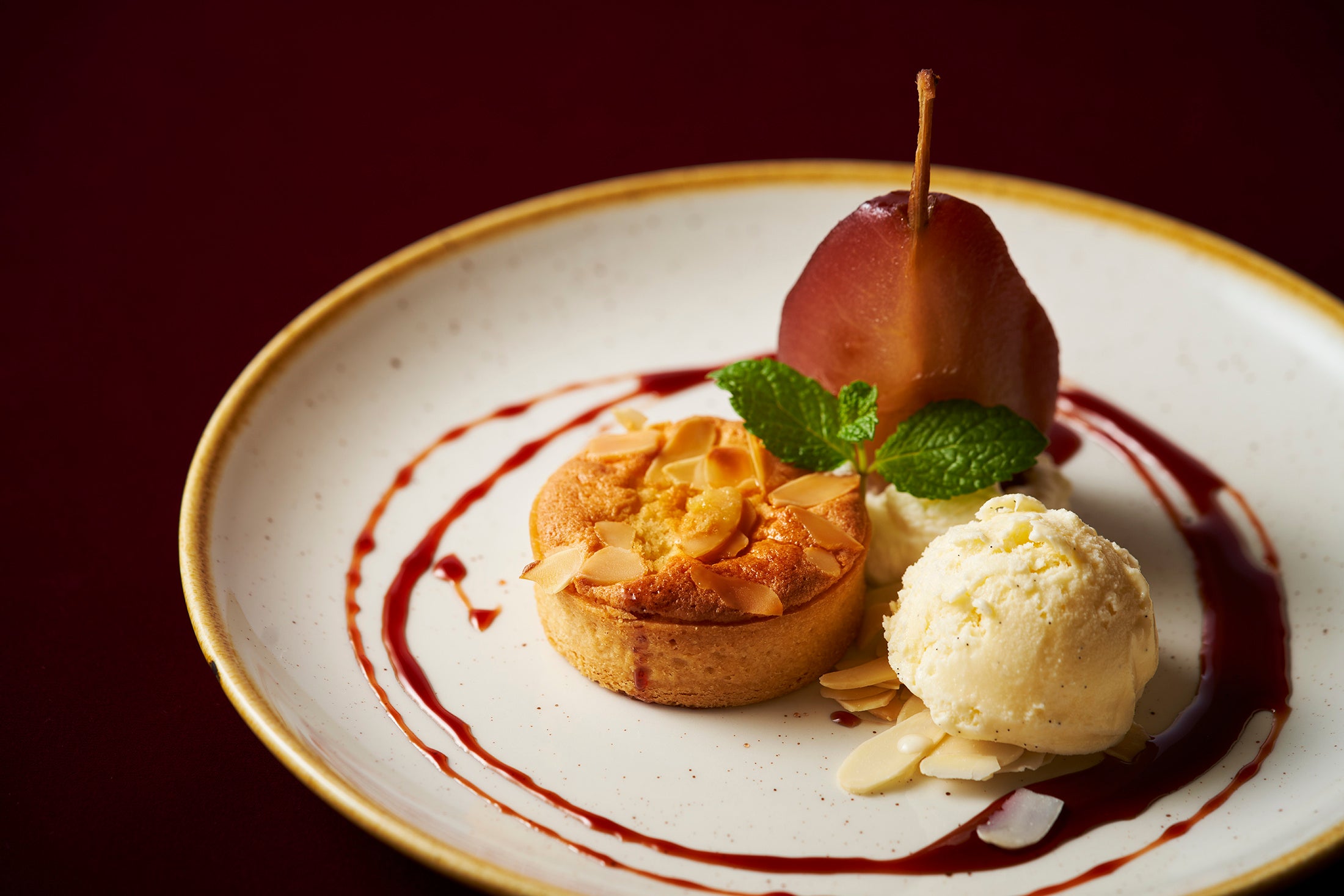 デザート：アーモンドのタルト　洋梨の赤ワイン煮とバニラアイスクリーム