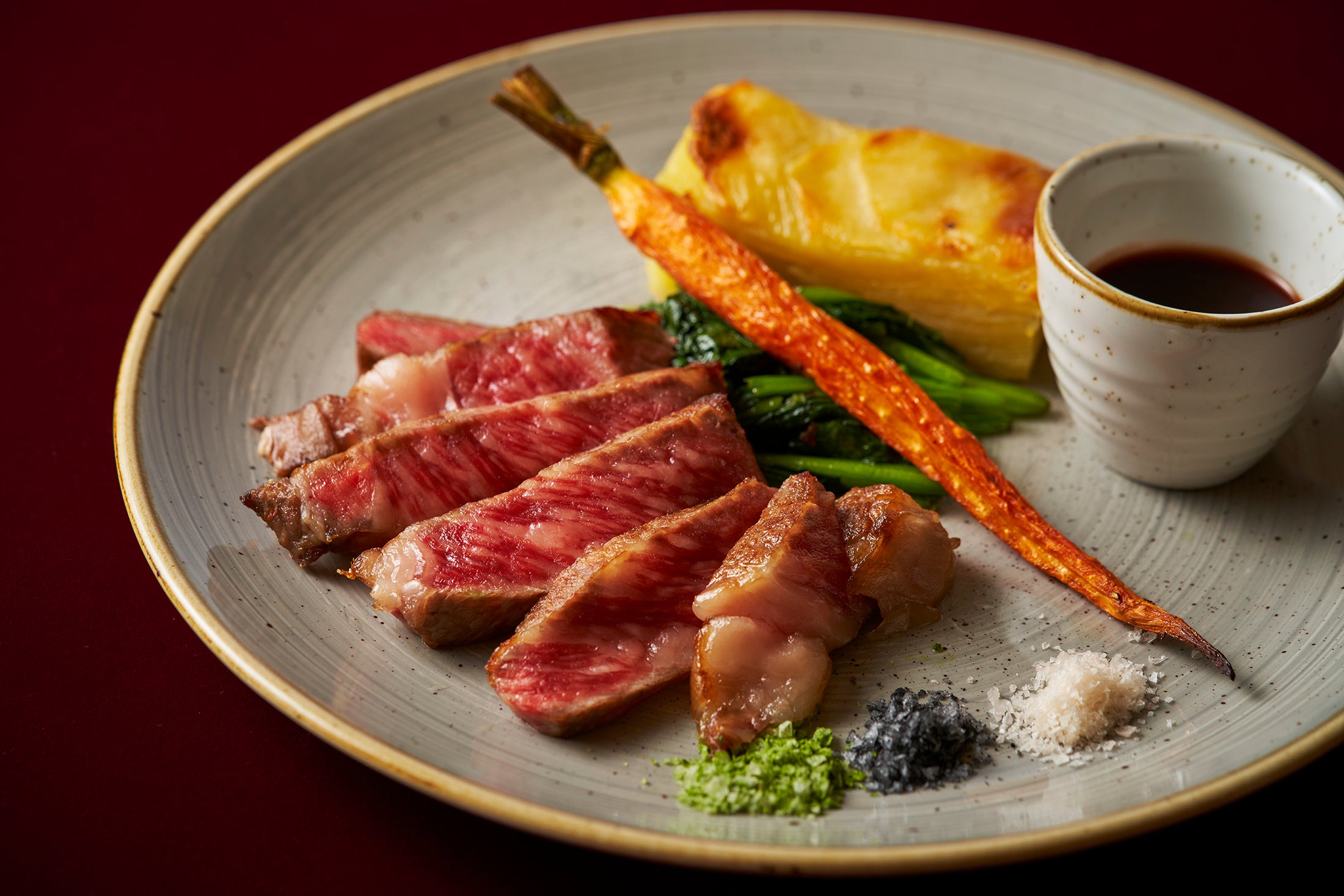 メイン：京都ブランド牛「京の肉」のステーキ 九条ねぎ、京人参、グラタンポテト 柚子香るソースと3種の塩を添えて