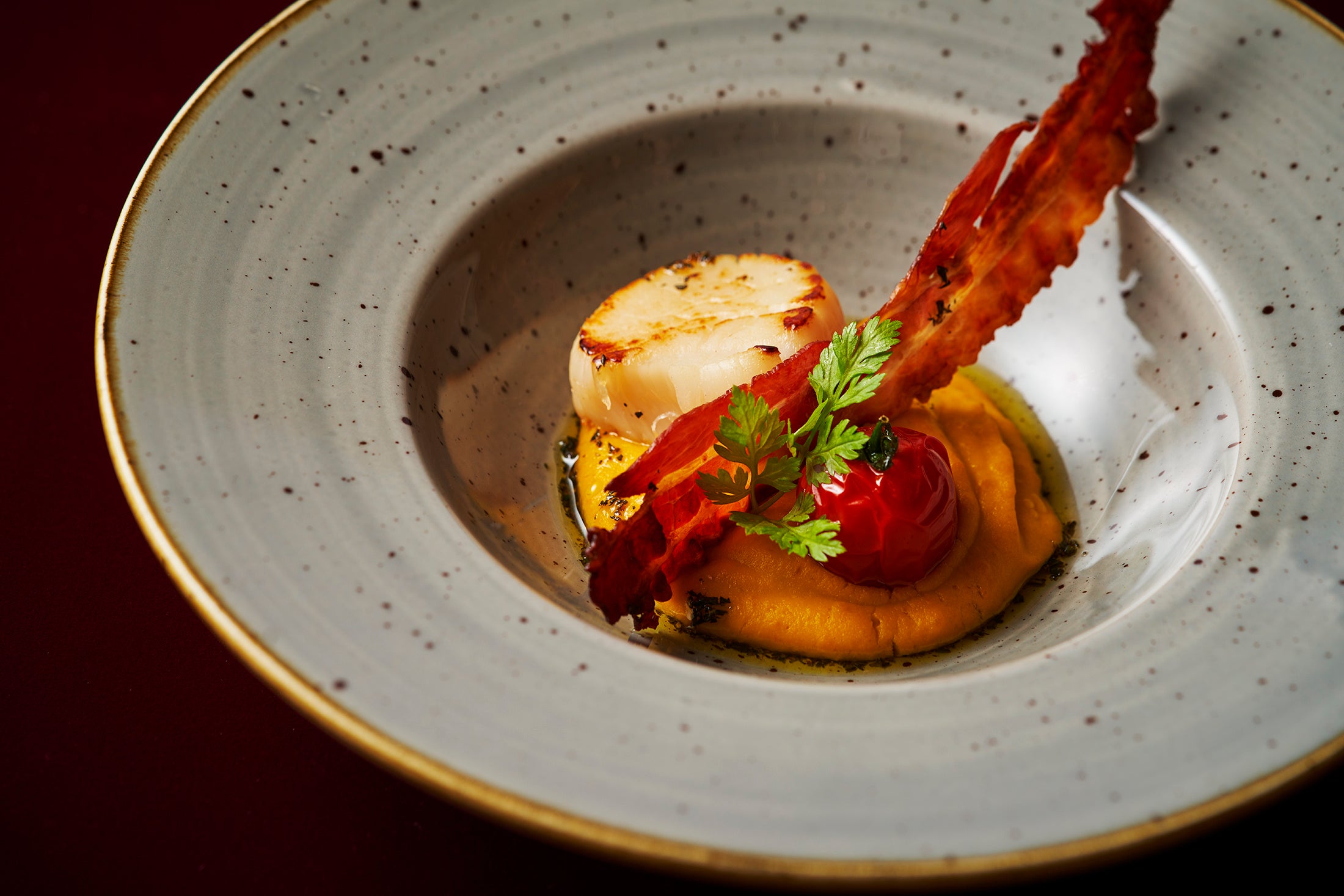 シーフード前菜：帆立のソテー かぼちゃピューレとクリスピーに焼いたパンチェッタ、タイムとローズマリーのオイル