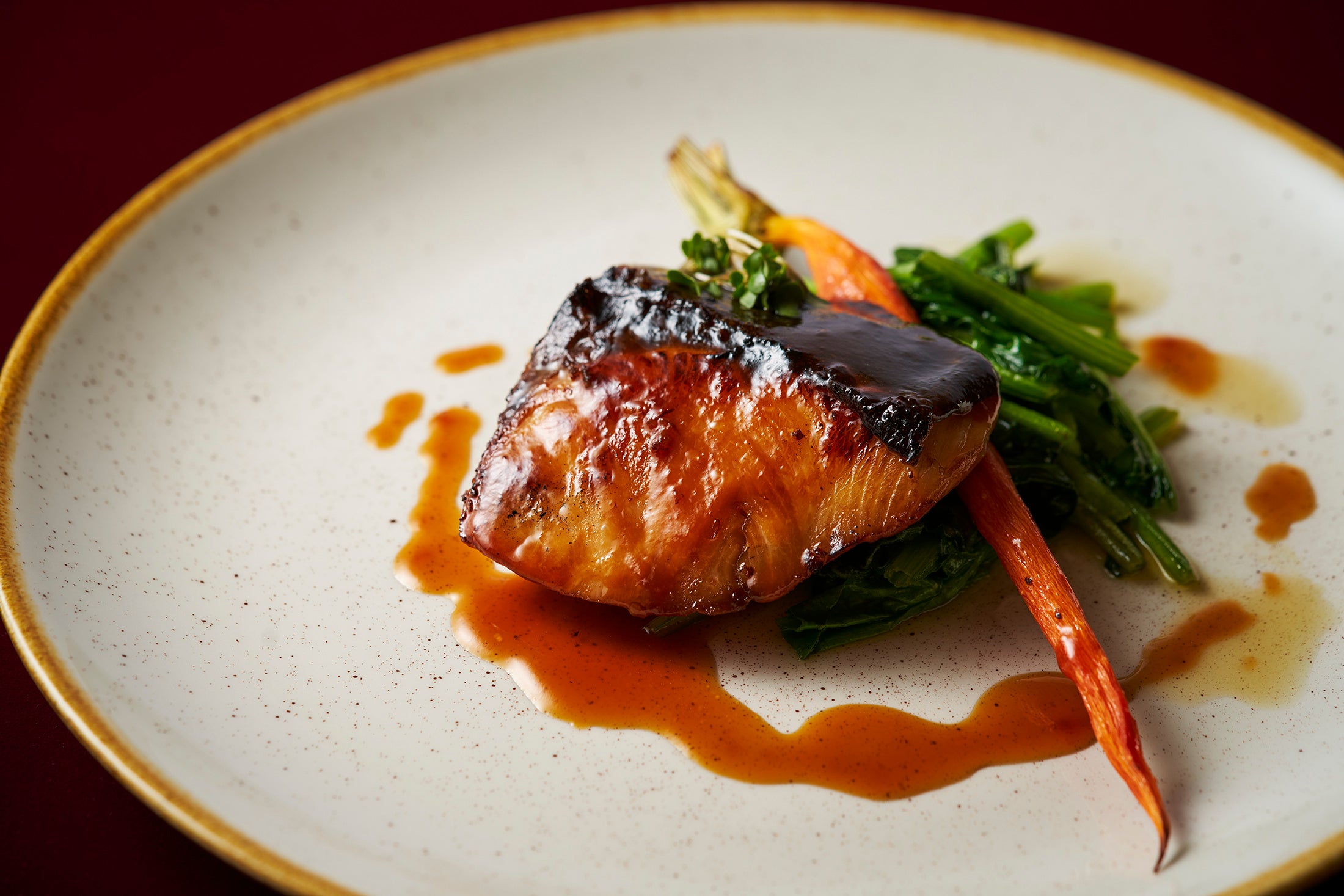 メイン：脂ののった鰤の照り焼き ちぢみほうれん草、京人参 京丹後のブランド米とともに