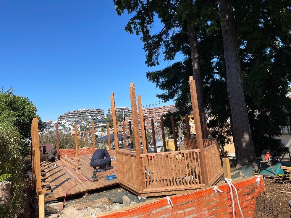 工事中のリラの丘ウッドデッキスペース