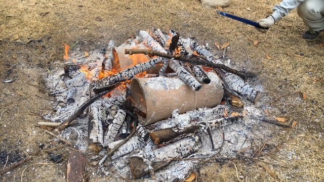 復元埴輪の野焼き