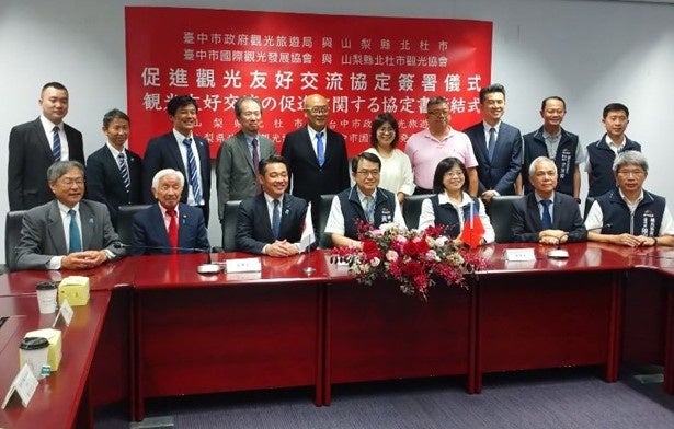 【台中市政府との観光友好交流の促進に関する協定締結時の記念写真】 前列左から北杜市商工会長、北杜市観光協会長、北杜市長、台中市政府秘書長、 台中市政府観光旅遊局長、台中市国際観光発展協会理事長、後列左から5人目 裕毛屋社長