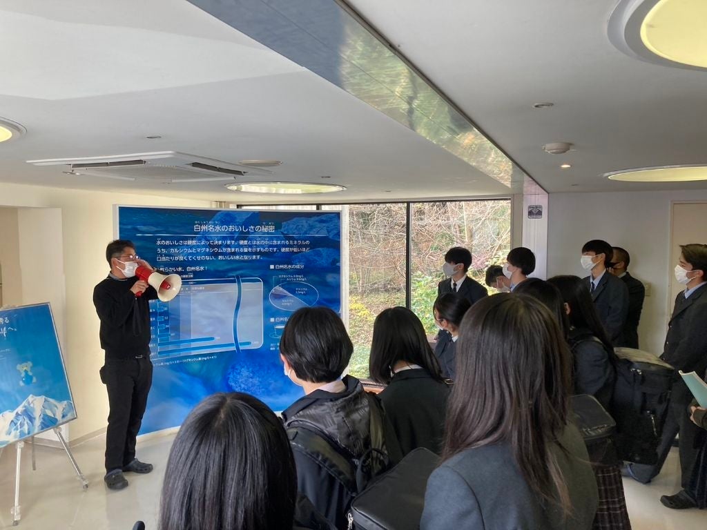 シャトレーゼ白州工場で南アルプスの水の特徴を学ぶ市内3校の生徒たち