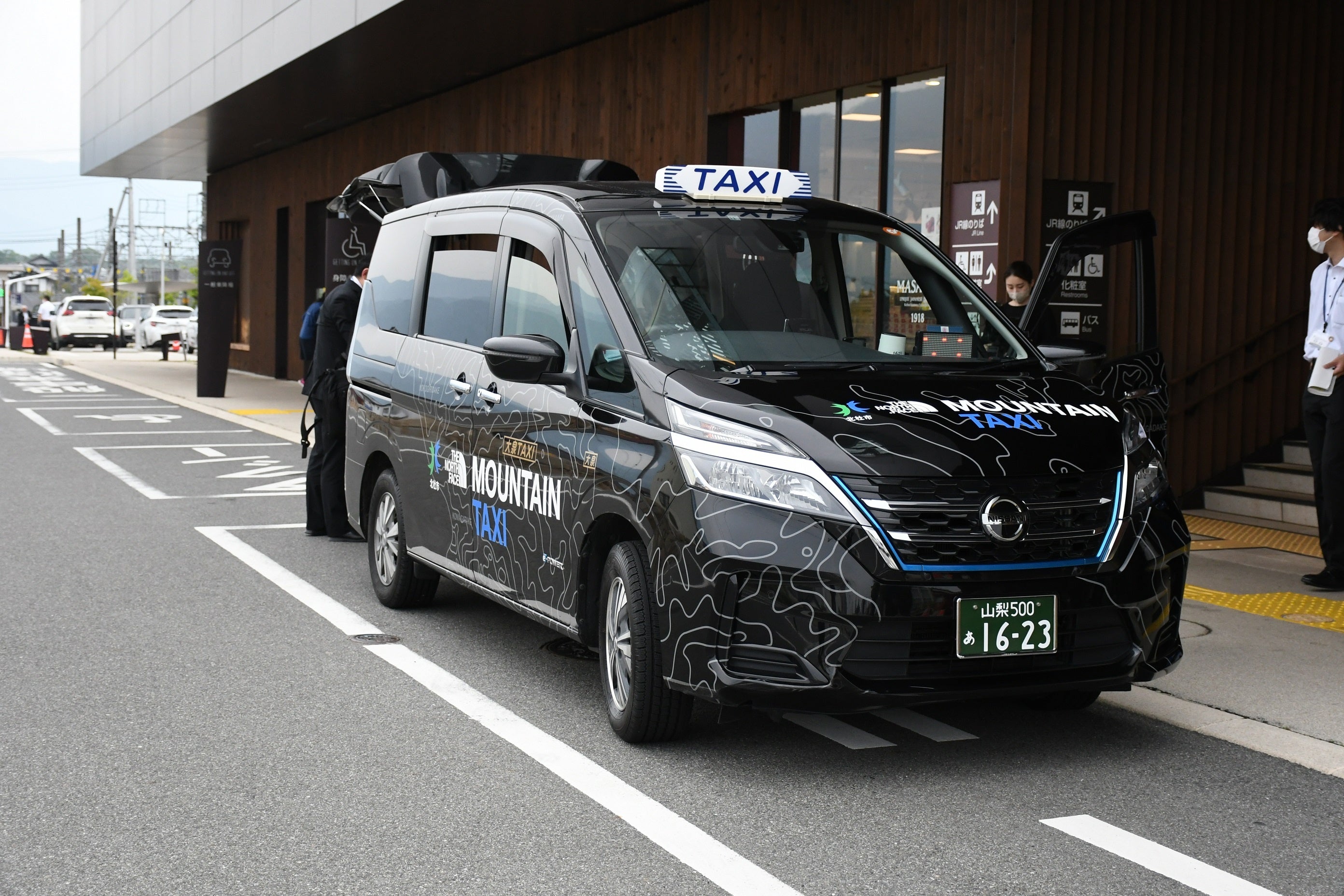 タクシーはTHE NORTH FACE×北杜市オリジナルラッピング