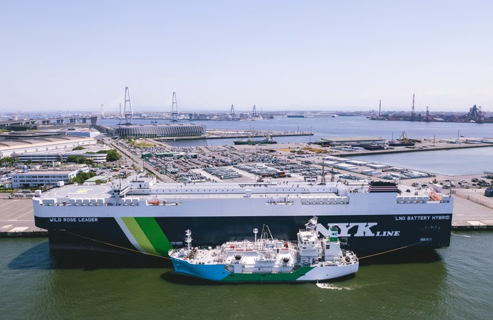 レア 日本カーフェリー 陶器ボトル 当社4隻目のLNG燃料自動車専用船が名古屋港と四日市港に初入港