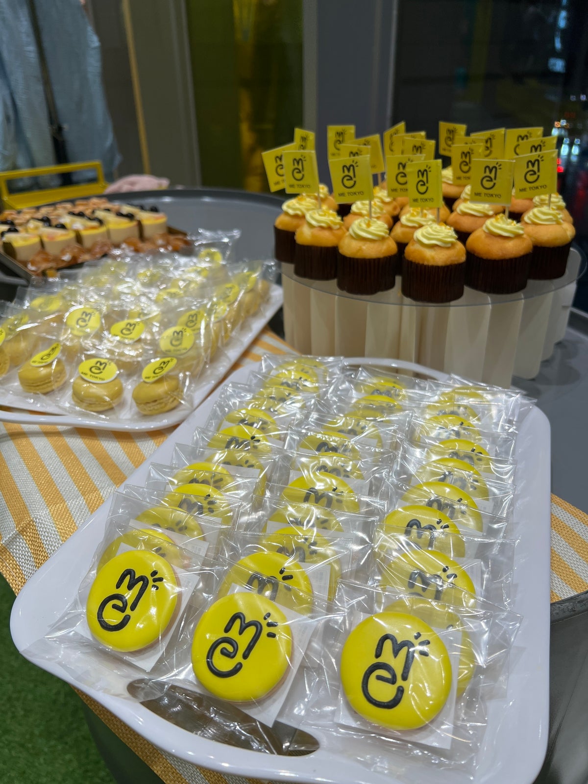 ▲ ME TOKYOのロゴをあしらったクッキーやマカロン、カップケーキ