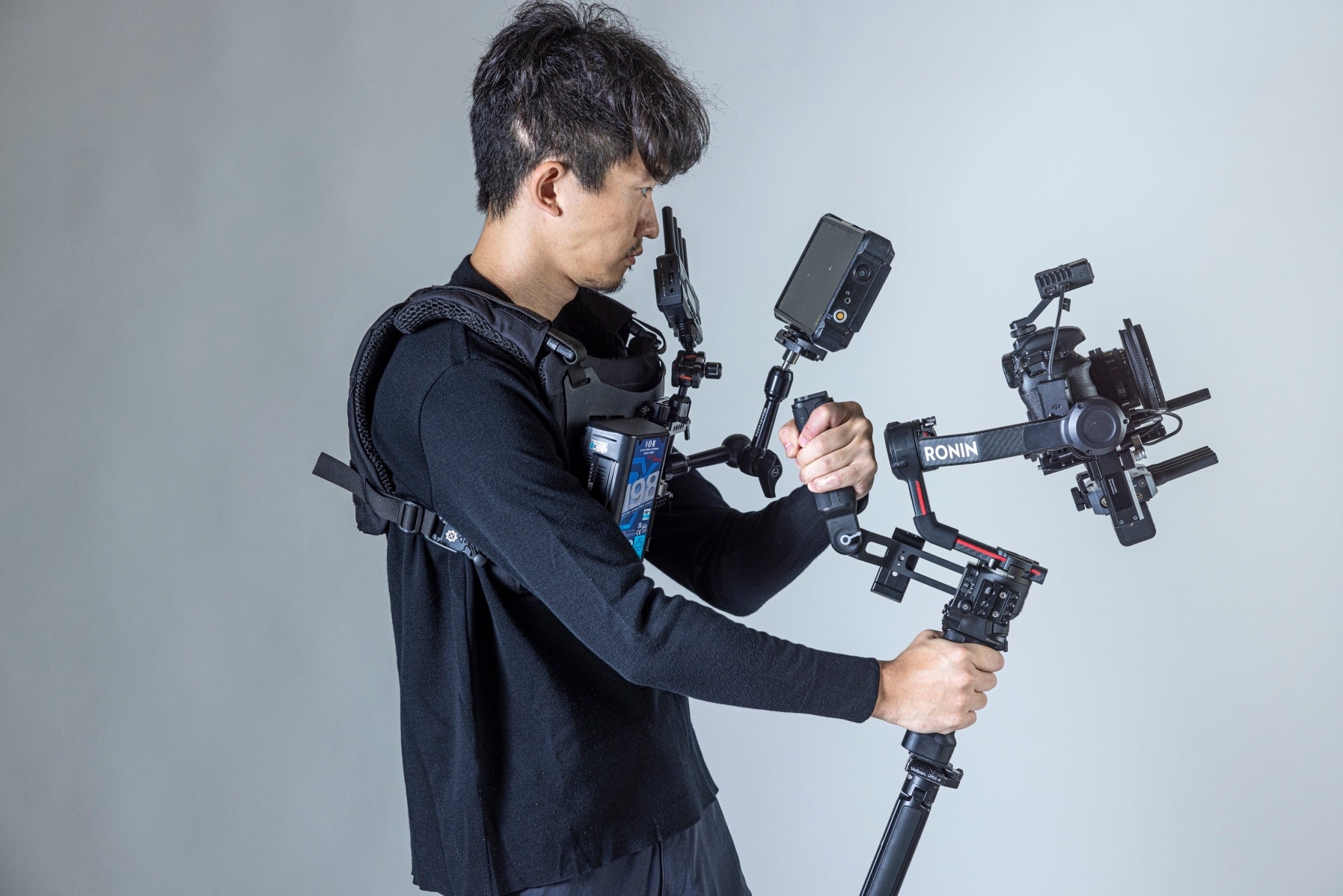 映画撮影機材一式 動画クリエイター向けアシストアーマー「ZINKI」の製品化決定と