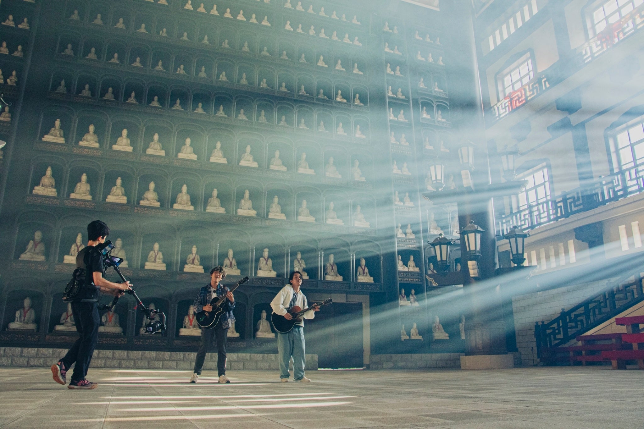 1281体の石仏と斜光差す「大師山清大寺 越前大仏」の大仏殿内での撮影風景