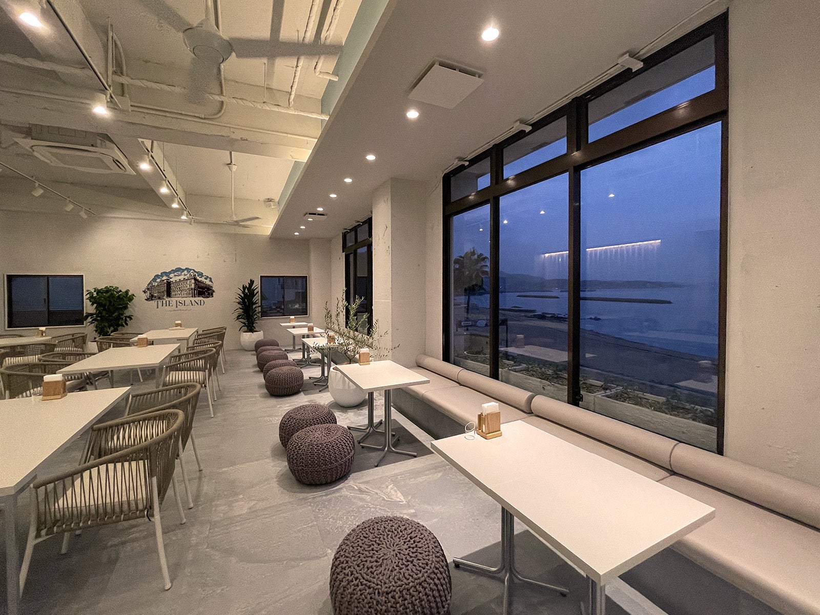 夜はより落ち着いた雰囲気に