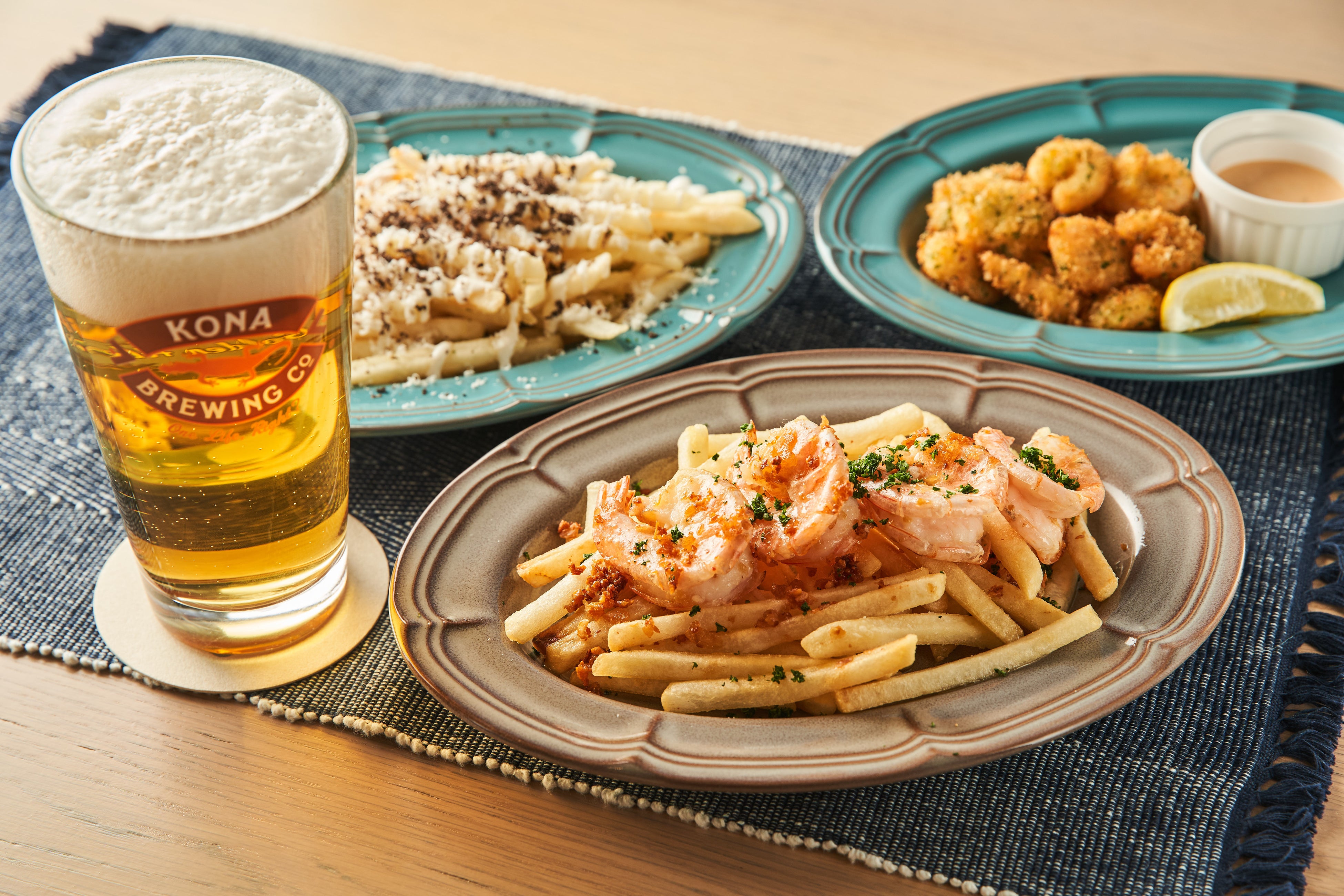 （左より）コナビール、トリュフフライ、ガーリックシュリンプボート、ポップコーンシュリンプ
