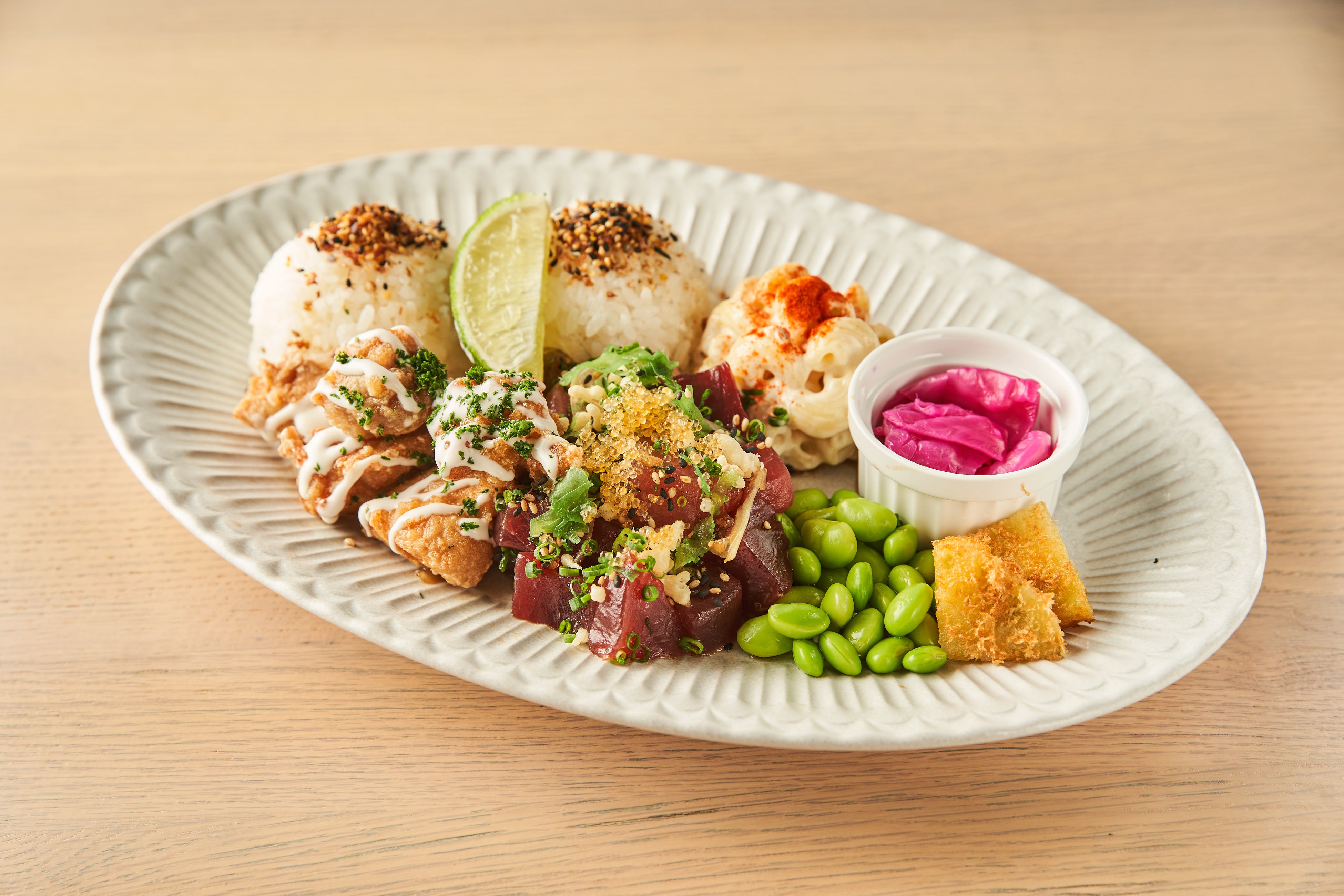 サーフ＆ターフプレートランチ（写真はモコチキン＆ポケプレートランチ）