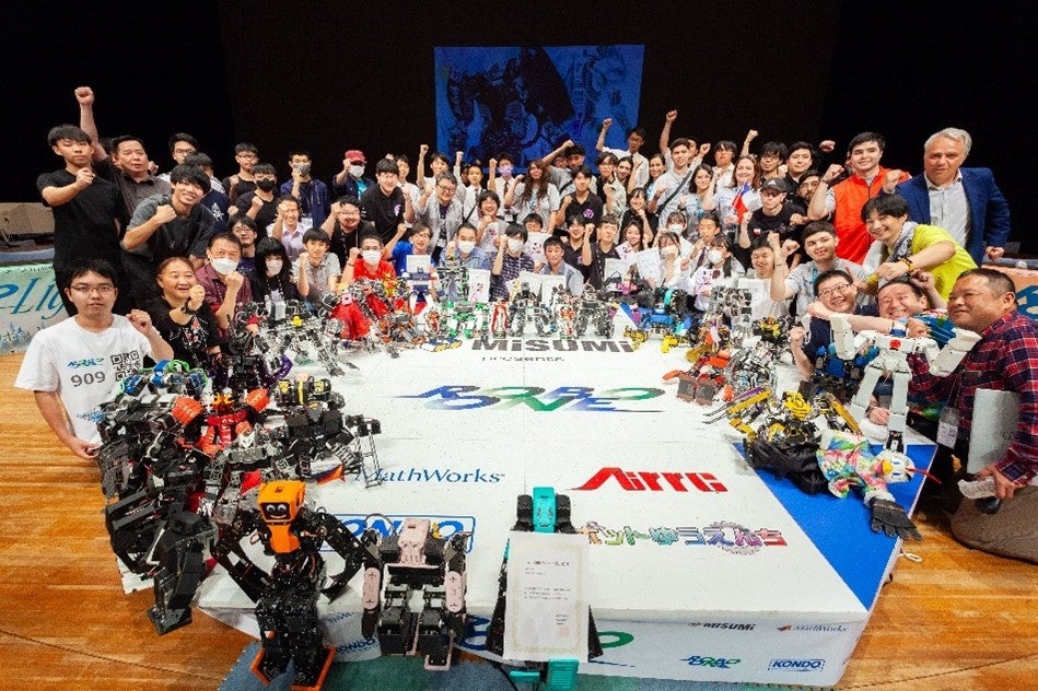 二足歩行ロボット格闘競技大会（通称：ROBO-ONE）の様子