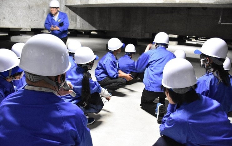 Students inspecting the earthquake-resistant structure of the building.