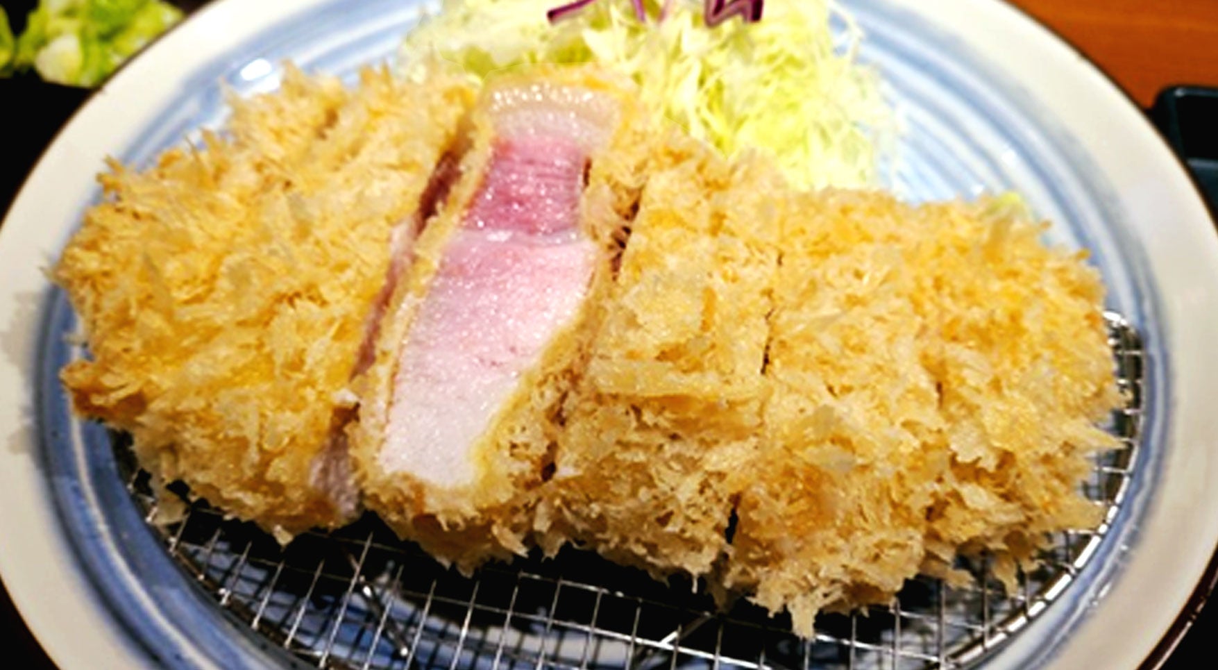 白い衣が特徴的な、とんかつひびきの「特上ロースかつ」※写真は常陸の輝きではありません。