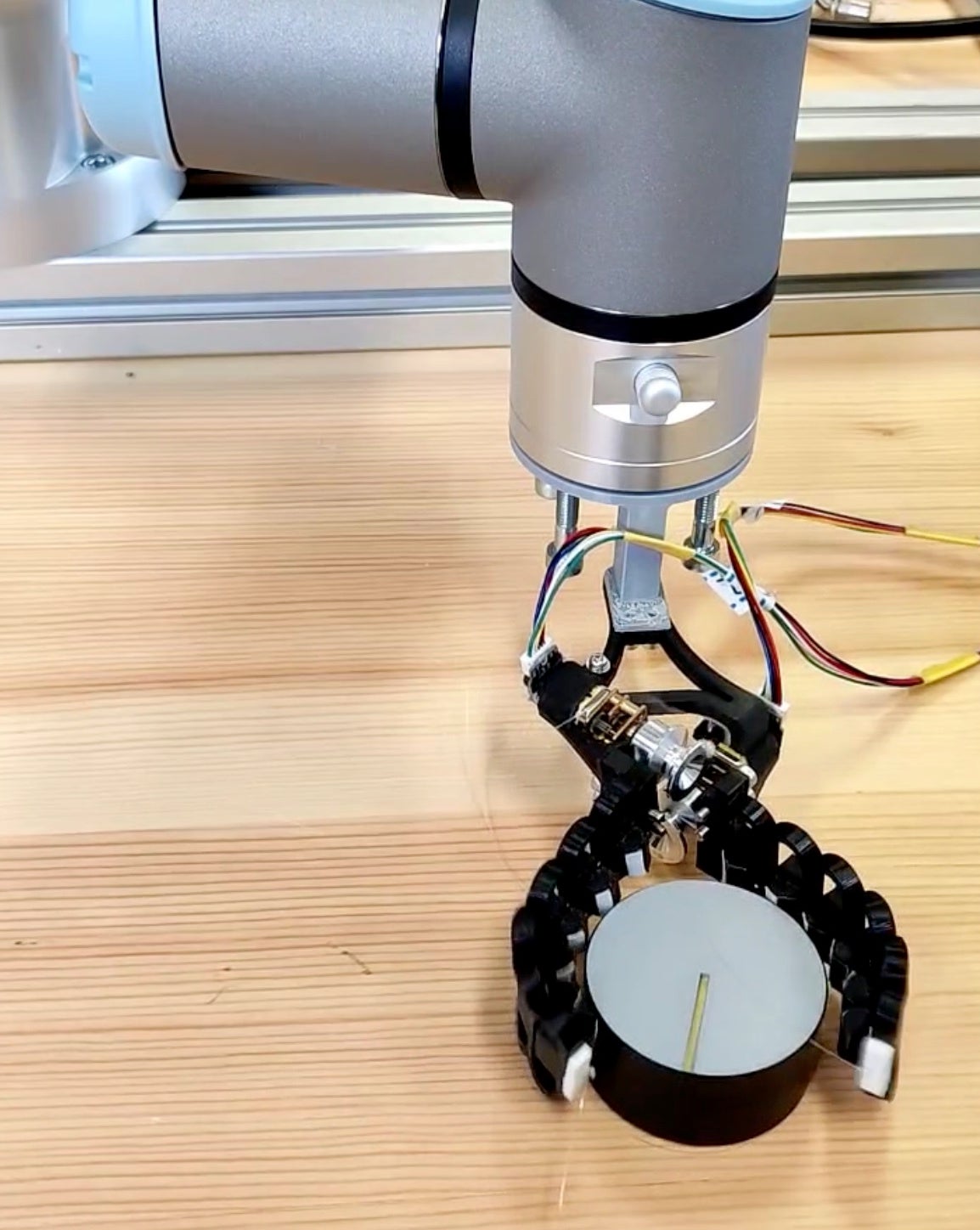 ゲストの梅舘先生は、イモムシのように蠕動運動が行える柔軟な指をつくることで、つかんだままモノの姿勢を変化させる「インハンド・マニピュレーション」を可能にする技術を研究開発しています。