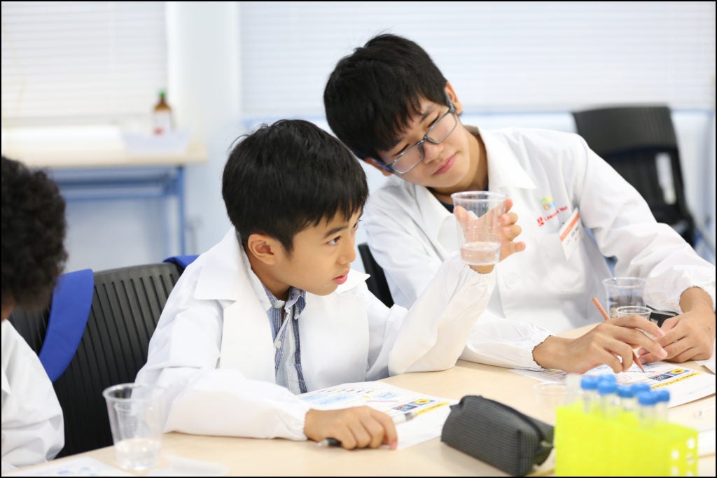 DNAを観察する様子。（※写真は以前に教室で開催したものです。今回はご自宅からオンラインでの参加になります）