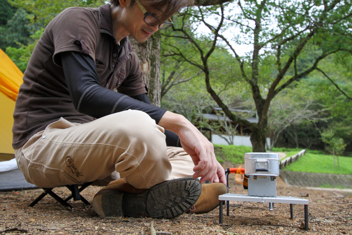 アウトドア】A4サイズで163g！スマホより軽いアウトドアソロテーブル