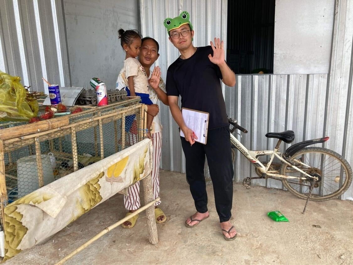 カンボジアのカエル農家さんと橘木さん。「ここでは捌いたカエルの内臓を食べるナマズも飼育されていて資源循環に感心しました。」