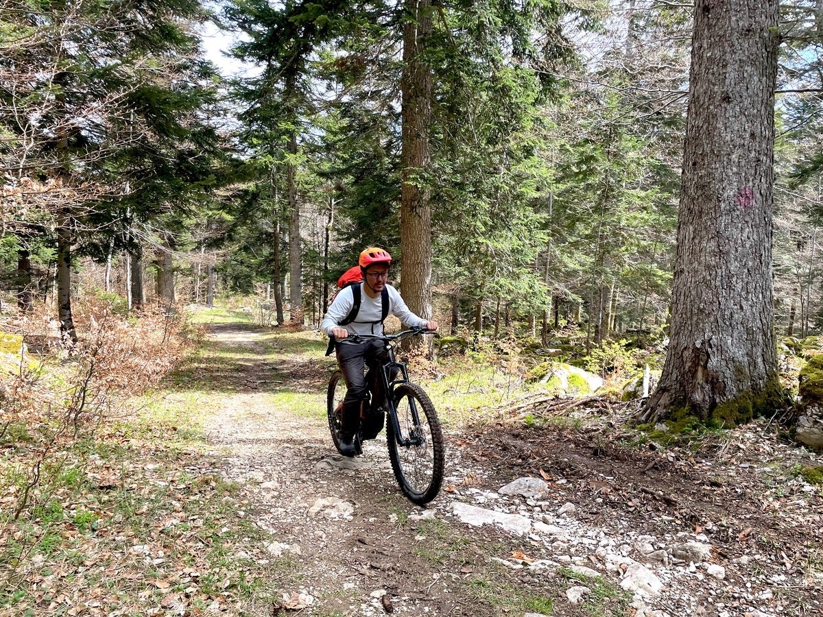 マウンテンバイクに乗る後藤さん