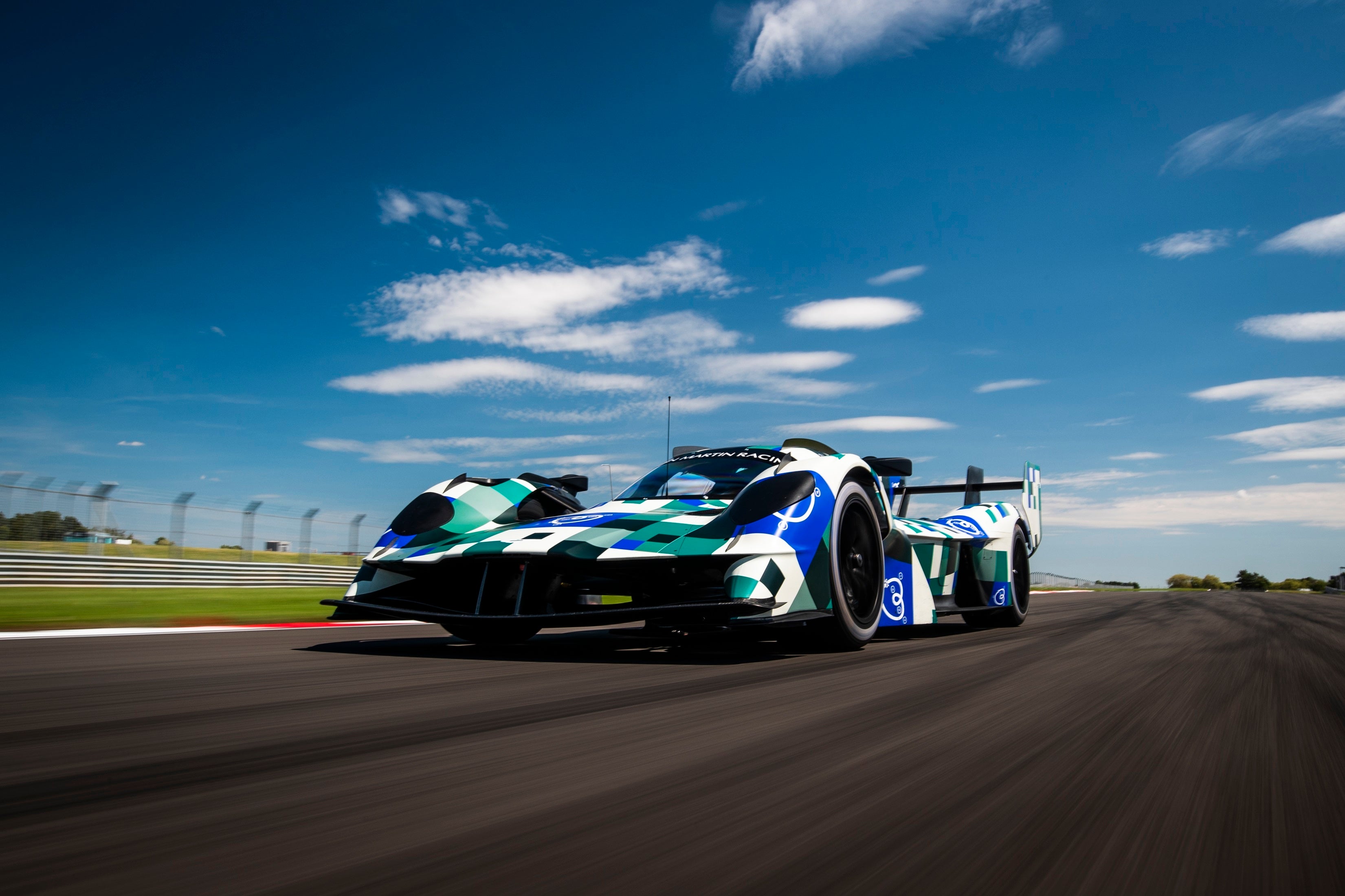 アストンマーティン、Heart of RacingがValkyrieの2025年世界