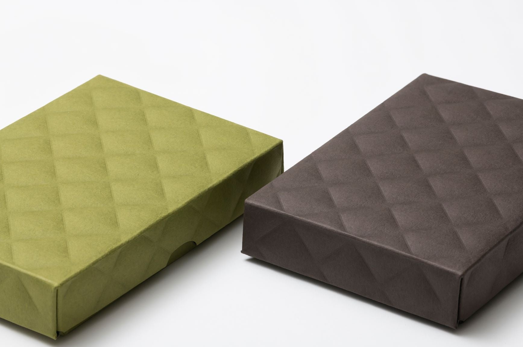 これが紙？キルティング調の革のような質感を再現した「ハイエンボス