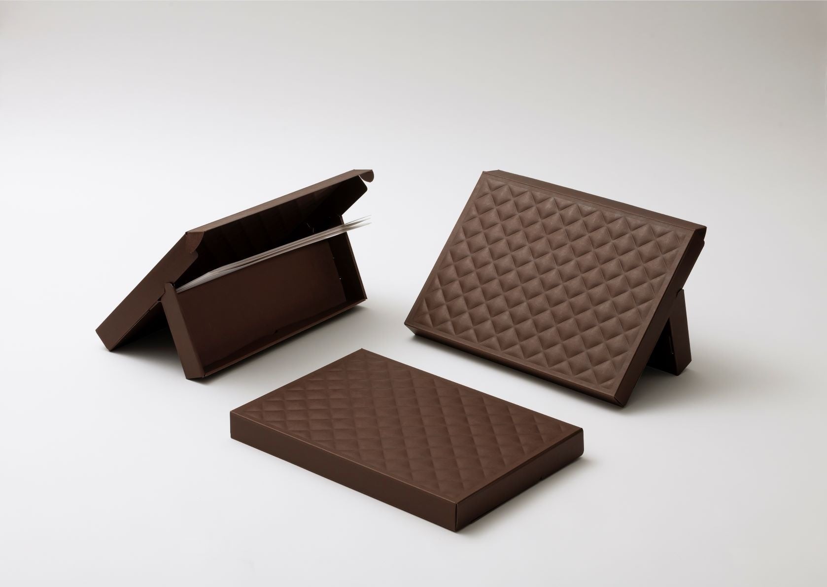 これが紙？キルティング調の革のような質感を再現した「ハイエンボス