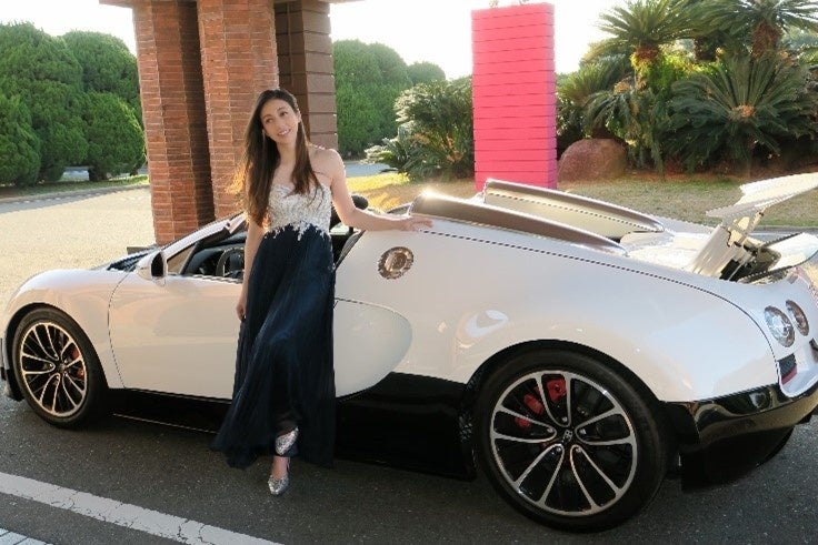 塚本ナナミさんとヴェイロン（塚本ナナミさんより提供）