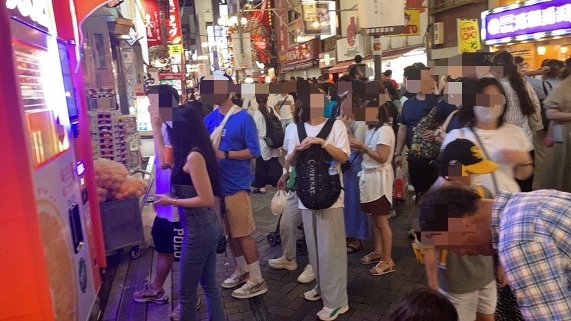 道頓堀で稼働中の生搾りオレンジジュース自販機