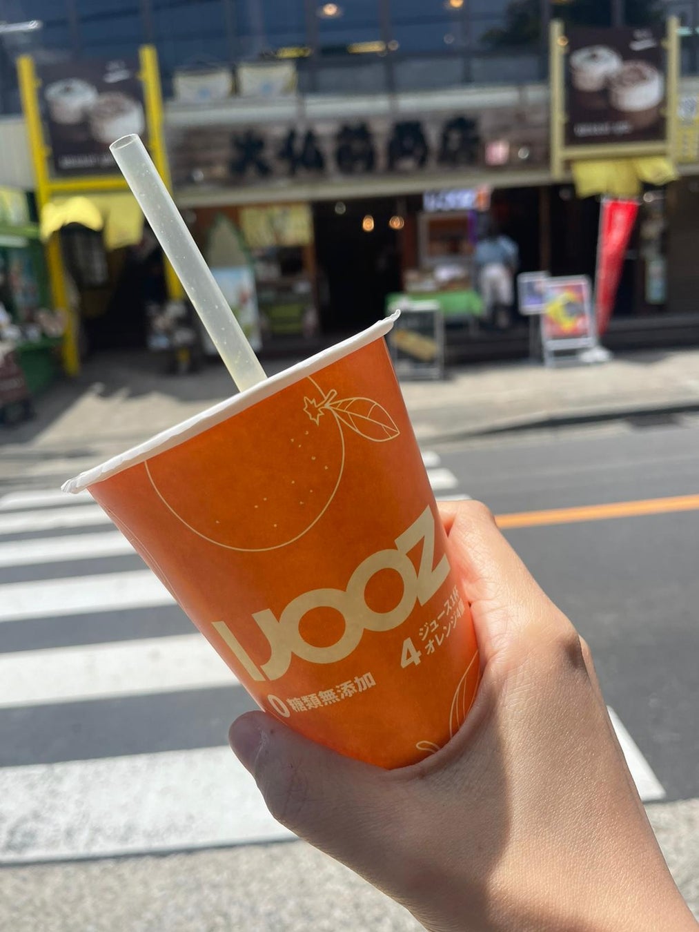 大仏前商店をバックにしたIJOOZ