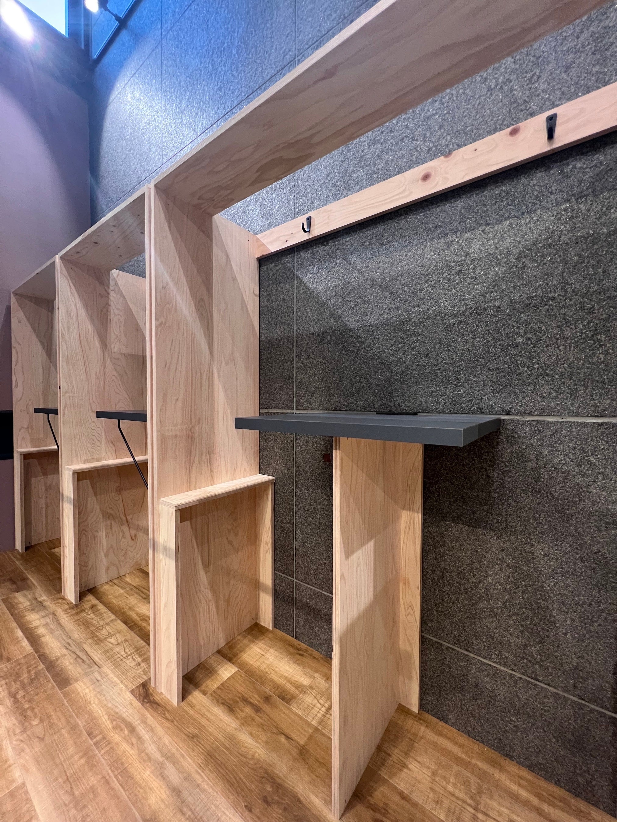 集中したいときにおすすめのハーフスタンディング席