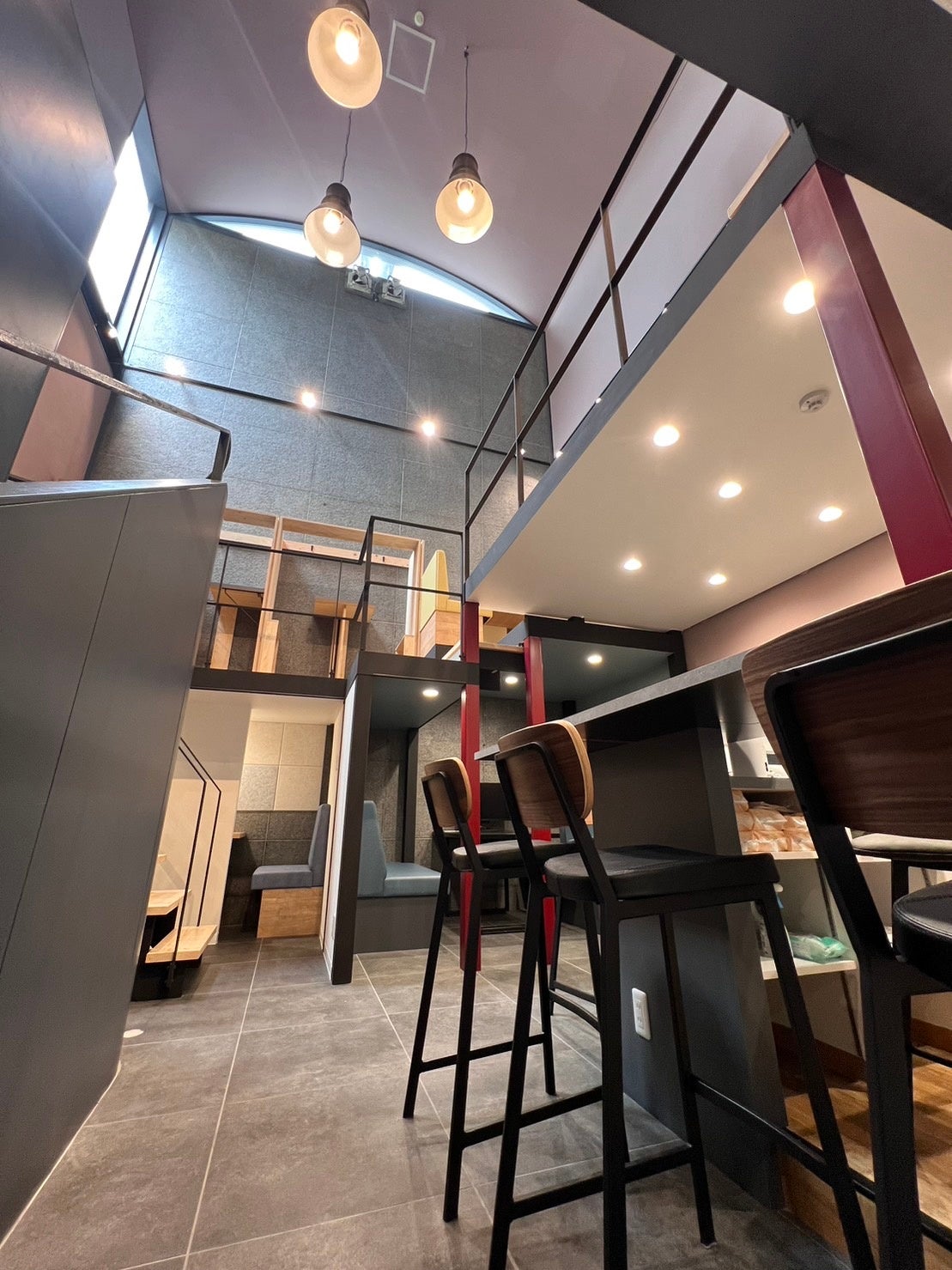 開放的な吹き抜けのロビー空間