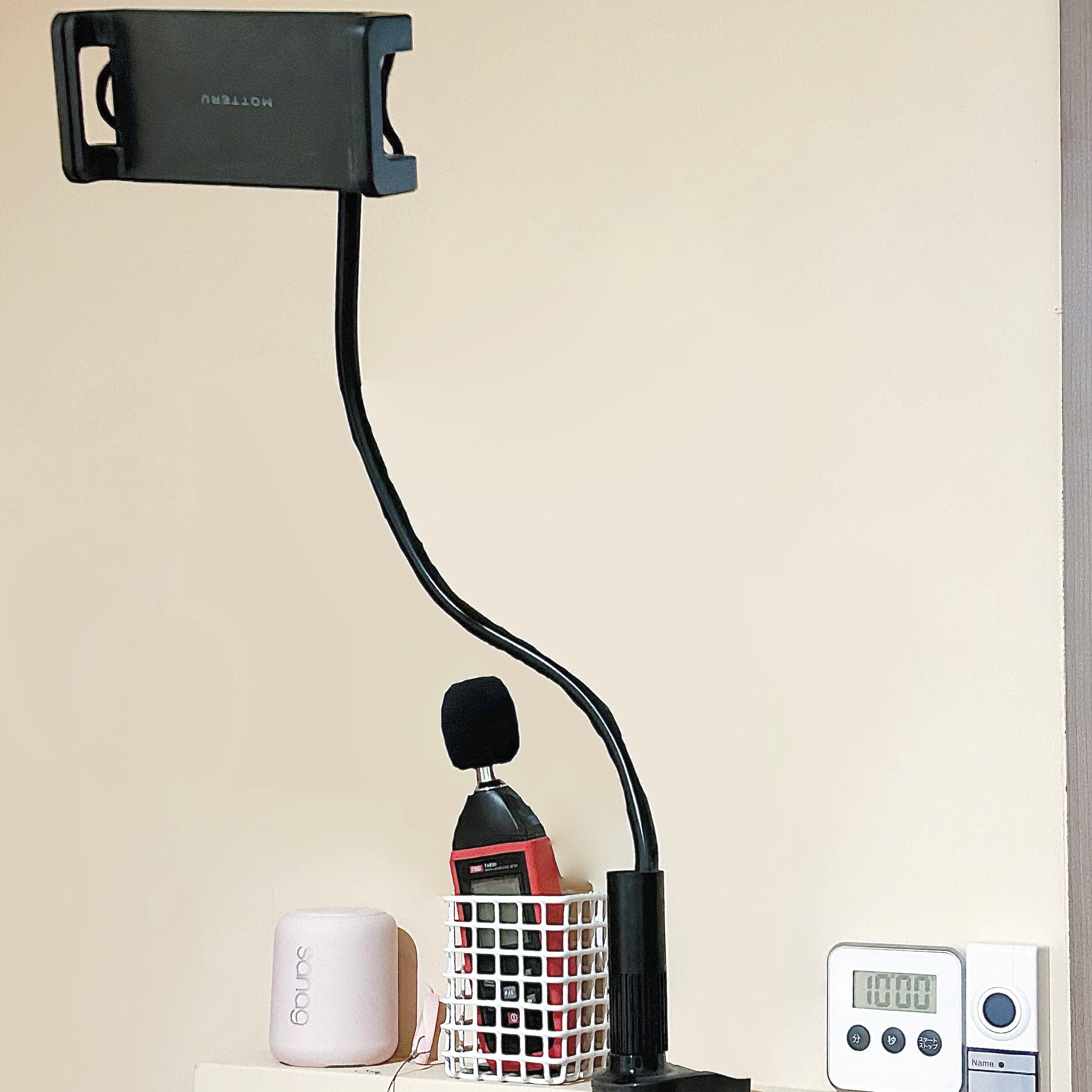 防音室には、Bluetoothスピーカー・スマホスタンド・dB測定器が付いてます。