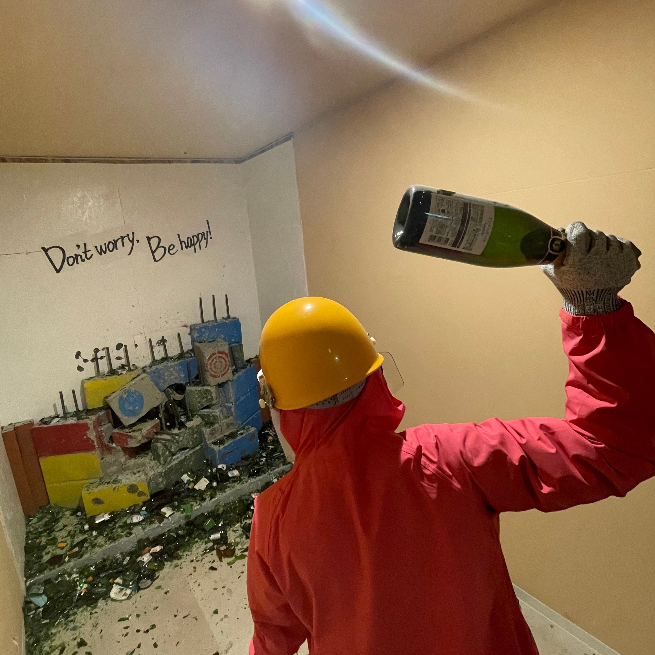 コンクリートブロックにめがけて、思い切り投げよう！はじけ飛ぶ爽快感ＭＡＸ