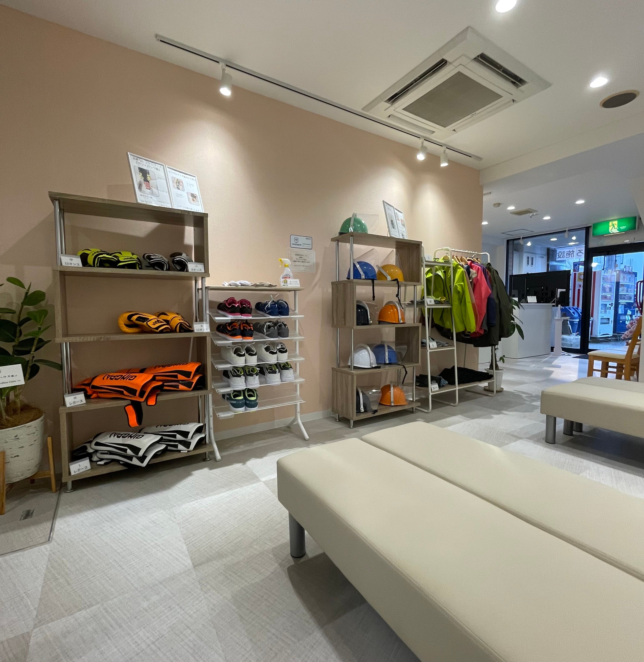 白を基調にした明るくきれいな店内。