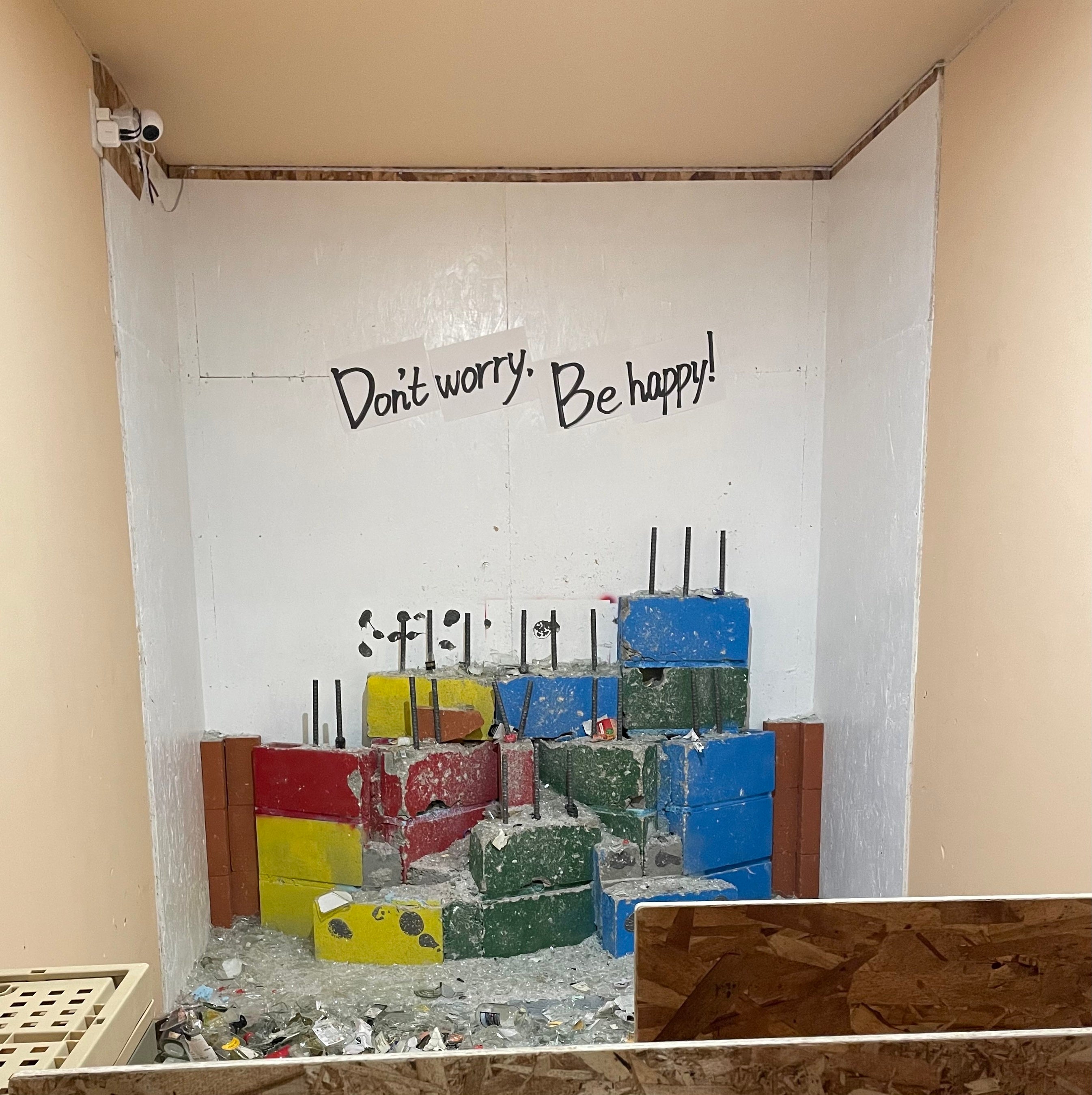 ２重扉の防音室。叫んでも周りには聞こえません。※安全上同時に入れるのはお二人まで、ご利用時間は10分