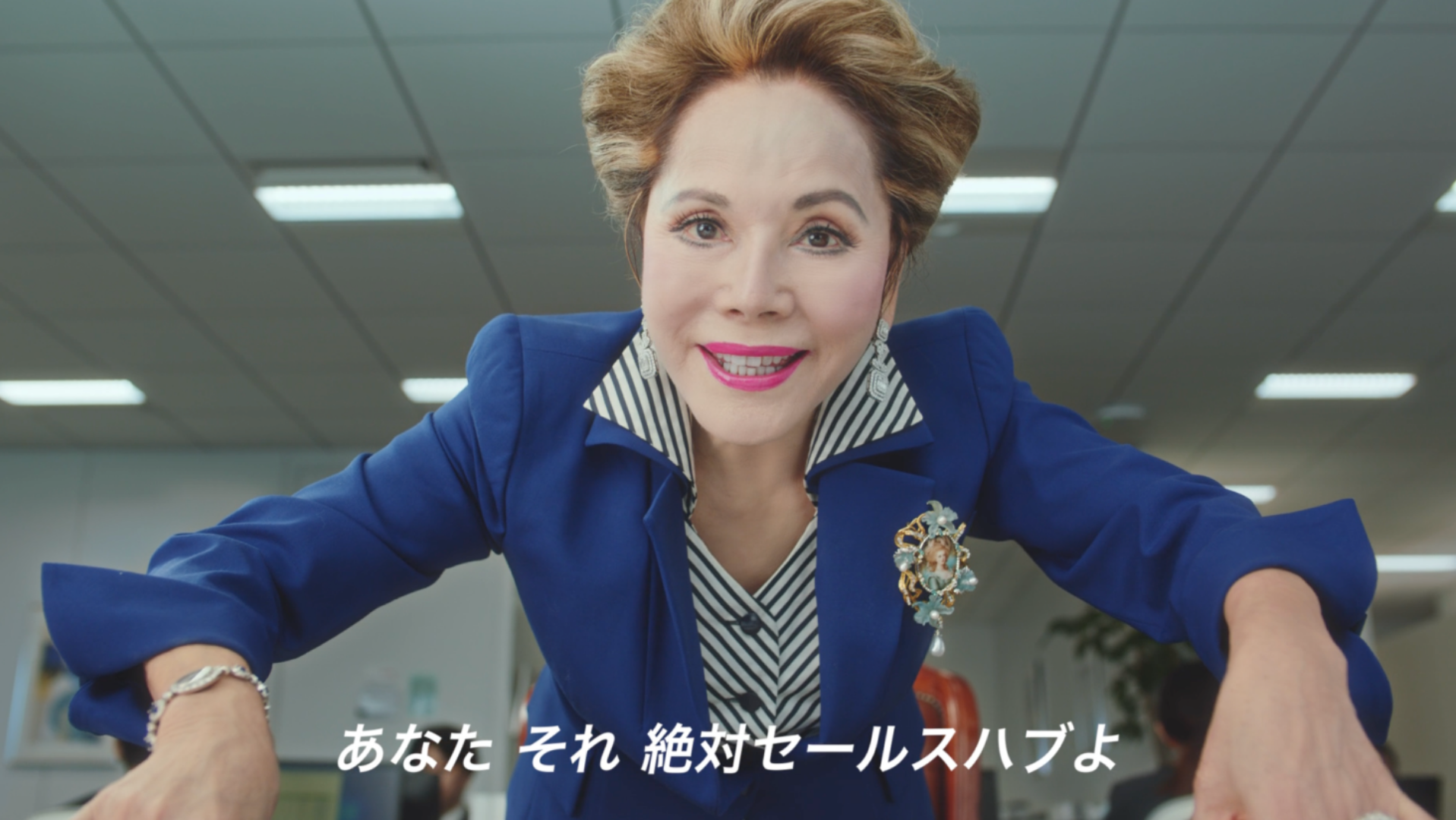 その正体は「ビジネスのカリスマ」として現れたデヴィ夫人