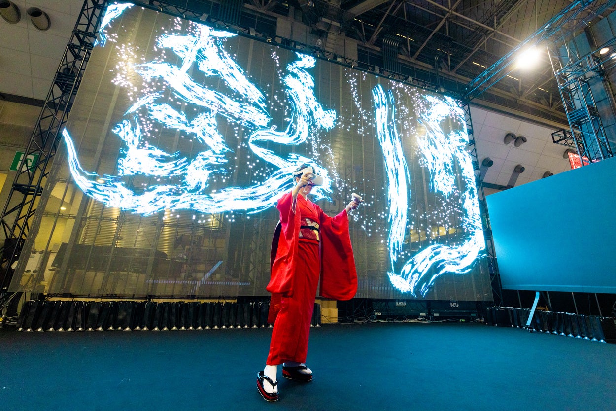 書道家青柳美扇氏によるVR書道パフォーマンスが大型ビジョンに投影されていた